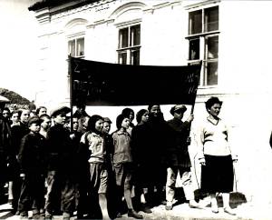 Πορεία των μαθητών και των πιονιέρων διαμαρτυρόμενοι για τους φυγόπονους και αδικαιολόγητες απόντες από τη δουλειά στα κολχόζ, χωριό Μπουγκάς της περιοχής Στάλιν, 1932 (Αρχείο Ελληνισμού Μαύρης Θάλασσας)