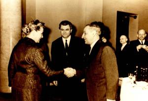 Ο Σγουρίδης με την Υπουργό Πολιτισμού της ΕΣΣΔ παραλαμβάνοντας το πρώτο βραβείο (Αρχείο Ελληνισμού Μαύρης Θάλασσας)