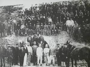 Μεταλλωρύχοι στην είσοδο μεταλλευτικής στοάς στην Πλάκα Λαυρίου το 1898